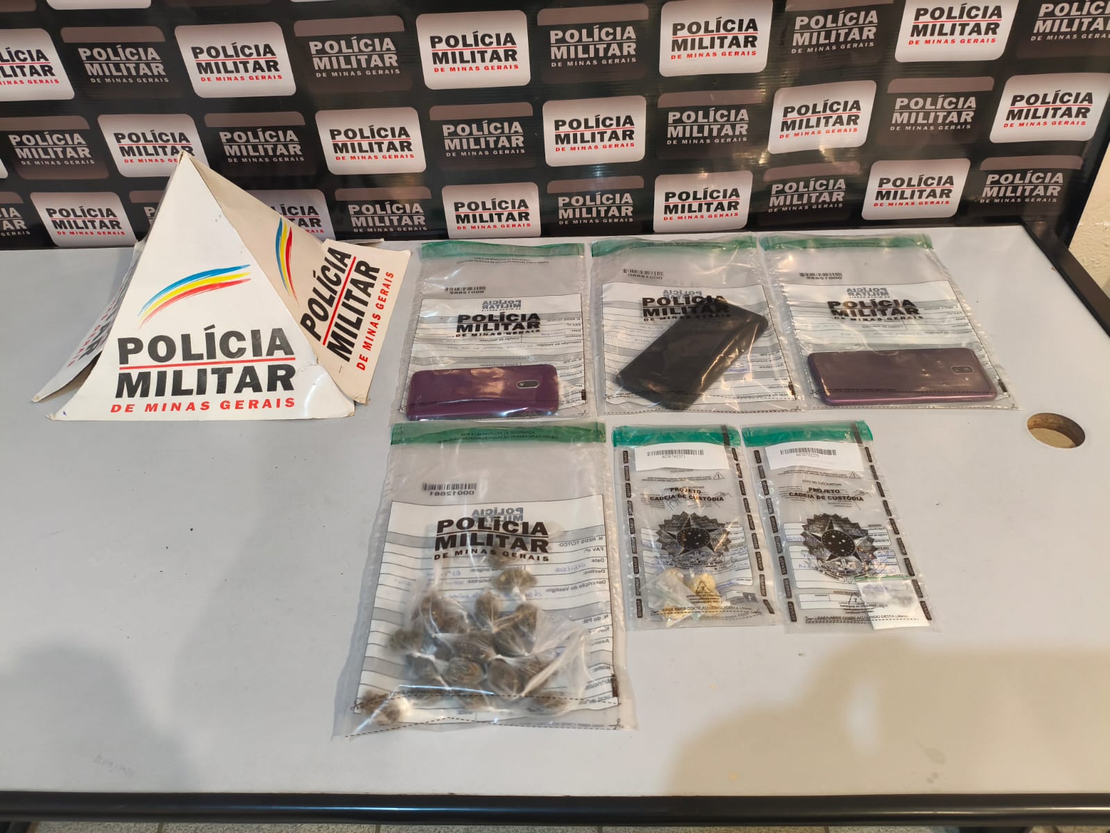 Polícia Militar apreende drogas e celulares em residência no Bairro Quarto Depósito em Santos Dumont